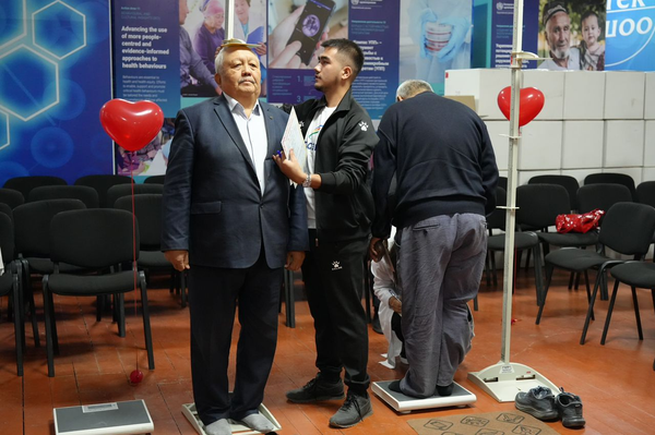 В Республиканском центре укрепления здоровья и массовой коммуникации при Минздраве прошла медицинско-просветительская акция &quot;Здоровая Евразия&quot; - Sputnik Кыргызстан