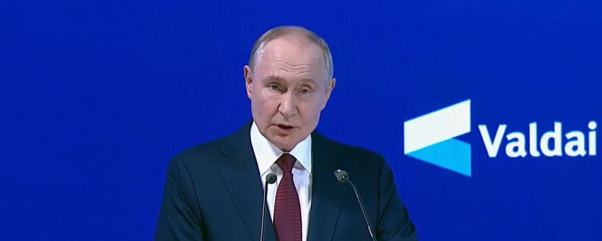 Путин выступает на пленарной сессии клуба Валдай — прямая трансляция - Sputnik Кыргызстан, 1920, 02.10.2025