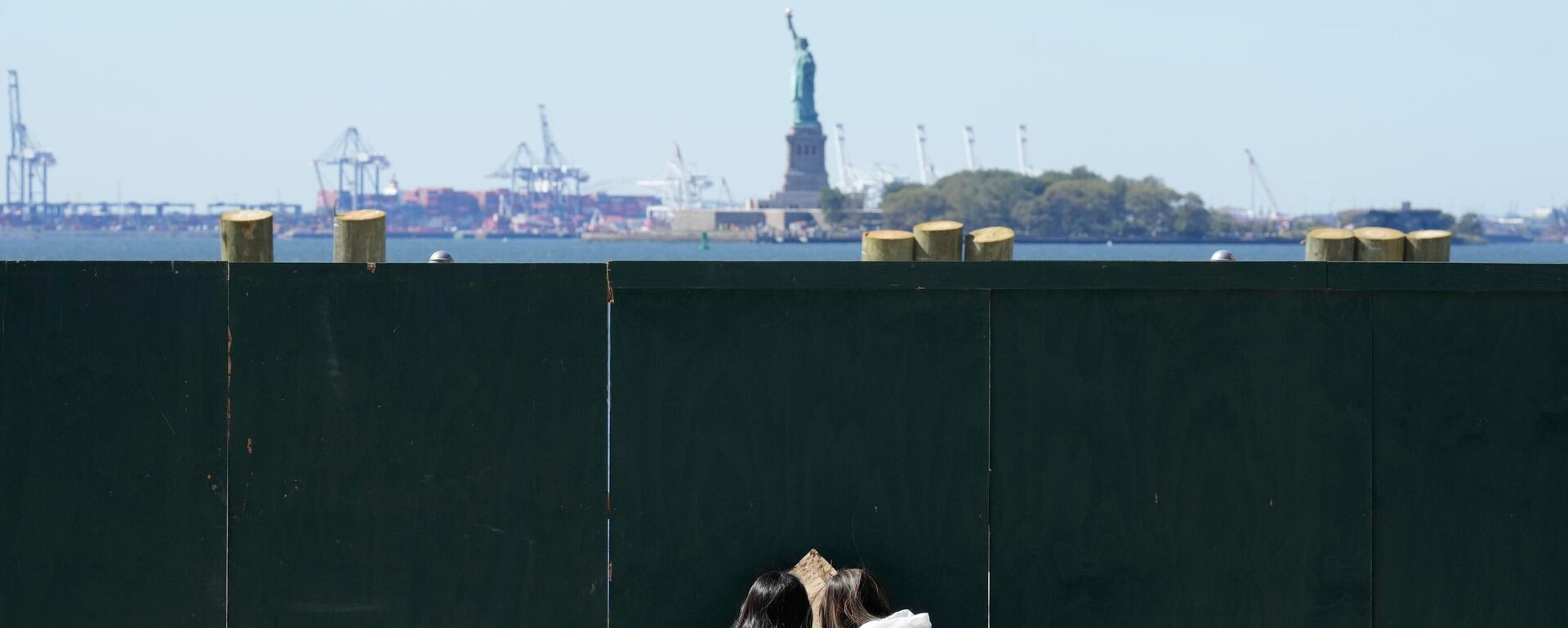 Люди смотрят на Статую Свободы в Нью-Йорке, во время шатдауна - Sputnik Кыргызстан, 1920, 03.10.2025