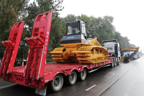 Сегодня от имени президента он вручил спецтехнику и служебные автомобили структурным подразделениям мэрии - Sputnik Кыргызстан