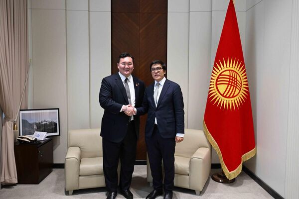 Зампредседателя кабинета министров КР Эдиль Байсалов встретился с 69-м ёкодзуной, легендарным борцом сумо Хакухо Сё из Японии, который признан одним из величайших спортсменов в истории этого вида борьбы - Sputnik Кыргызстан