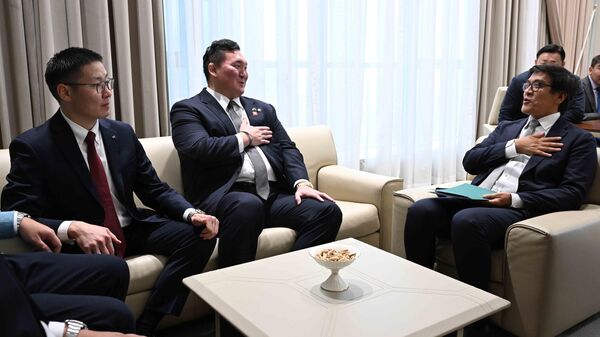 Встреча Эдиля Байсалова и Хакухо Сё - Sputnik Кыргызстан