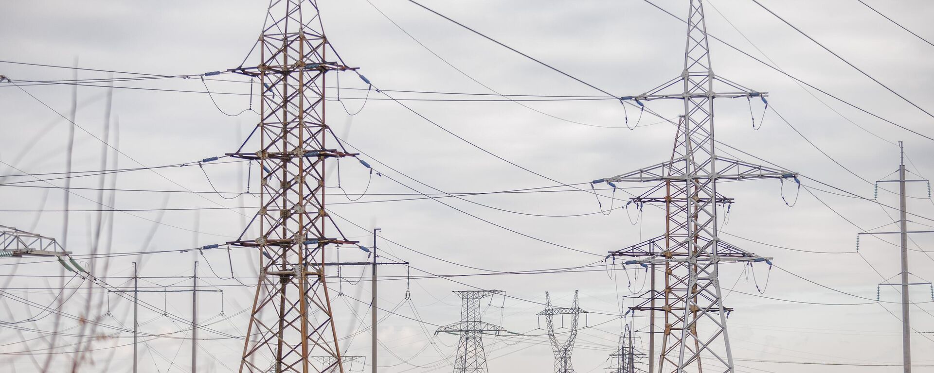 Линии электропередач. Архивное фото - Sputnik Кыргызстан, 1920, 04.10.2025