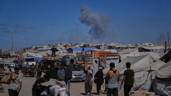 Дым поднимается после израильского военного удара по городу Газа - Sputnik Кыргызстан