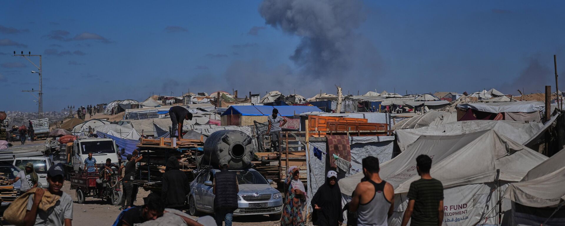 Дым поднимается после израильского военного удара по городу Газа - Sputnik Кыргызстан, 1920, 04.10.2025