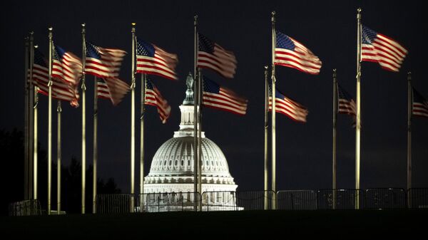Купол Капитолия США виден перед рассветом в Вашингтоне, во время шатдауна в США - Sputnik Кыргызстан