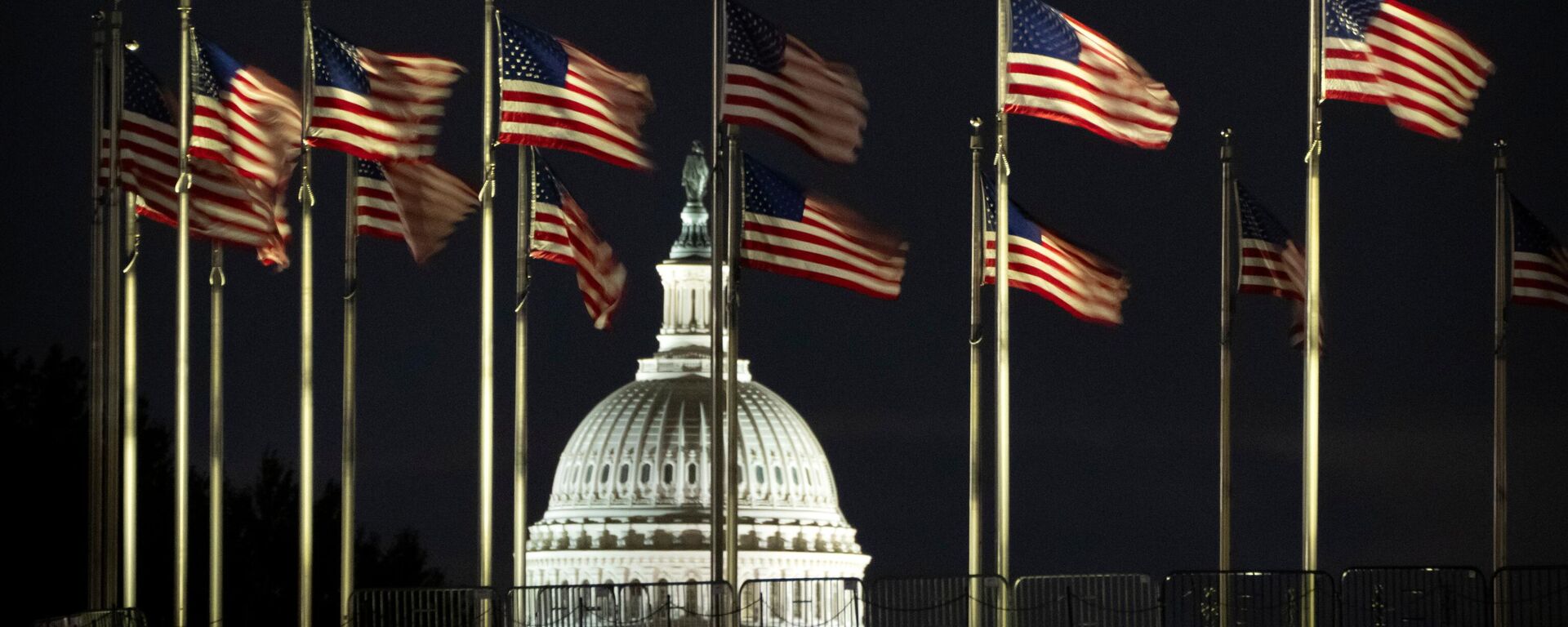 Купол Капитолия США виден перед рассветом в Вашингтоне, во время шатдауна в США - Sputnik Кыргызстан, 1920, 04.10.2025