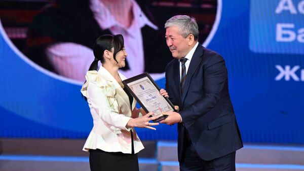 Министрлер кабинетинин төрагасы Адылбек Касымалиев республикалык Жылдын мыкты мугалими сынагынын баш байгесин жеңип алган Элзат Асановага Бишкек шаарынан бир бөлмөлүү батирге сертификат тапшырды - Sputnik Кыргызстан
