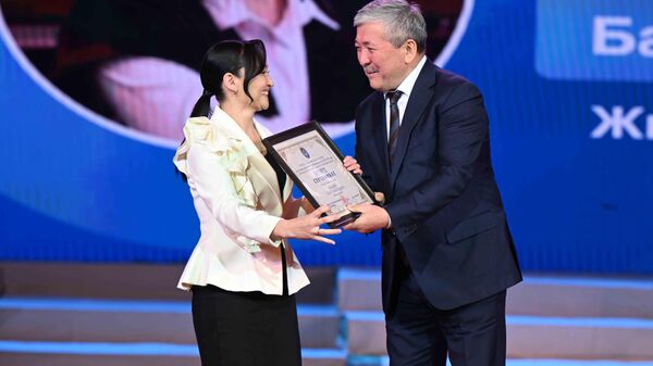 Министрлер кабинетинин төрагасы Адылбек Касымалиев республикалык Жылдын мыкты мугалими сынагынын баш байгесин жеңип алган Элзат Асановага Бишкек шаарынан бир бөлмөлүү батирге сертификат тапшырды - Sputnik Кыргызстан