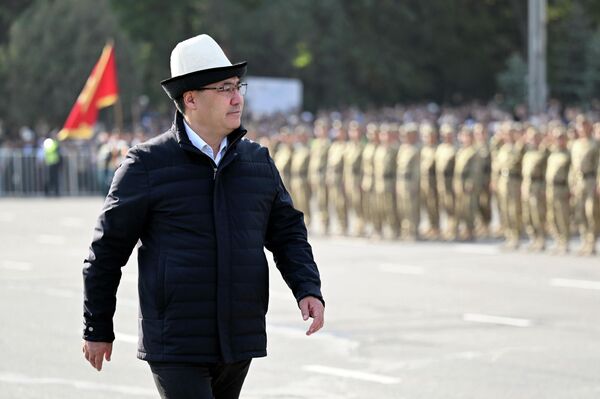 В Оше с участием президента состоялась торжественная церемония поднятия государственного флага, приуроченная к 3025-летию города - Sputnik Кыргызстан