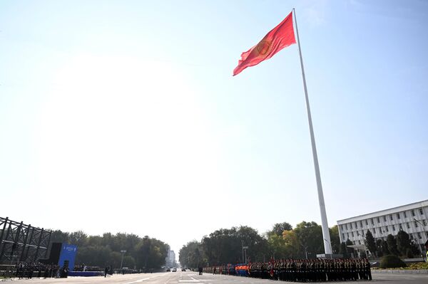 Флаг водрузили на 95-метровый флагшток, ранее его высота составляла 45 метров - Sputnik Кыргызстан