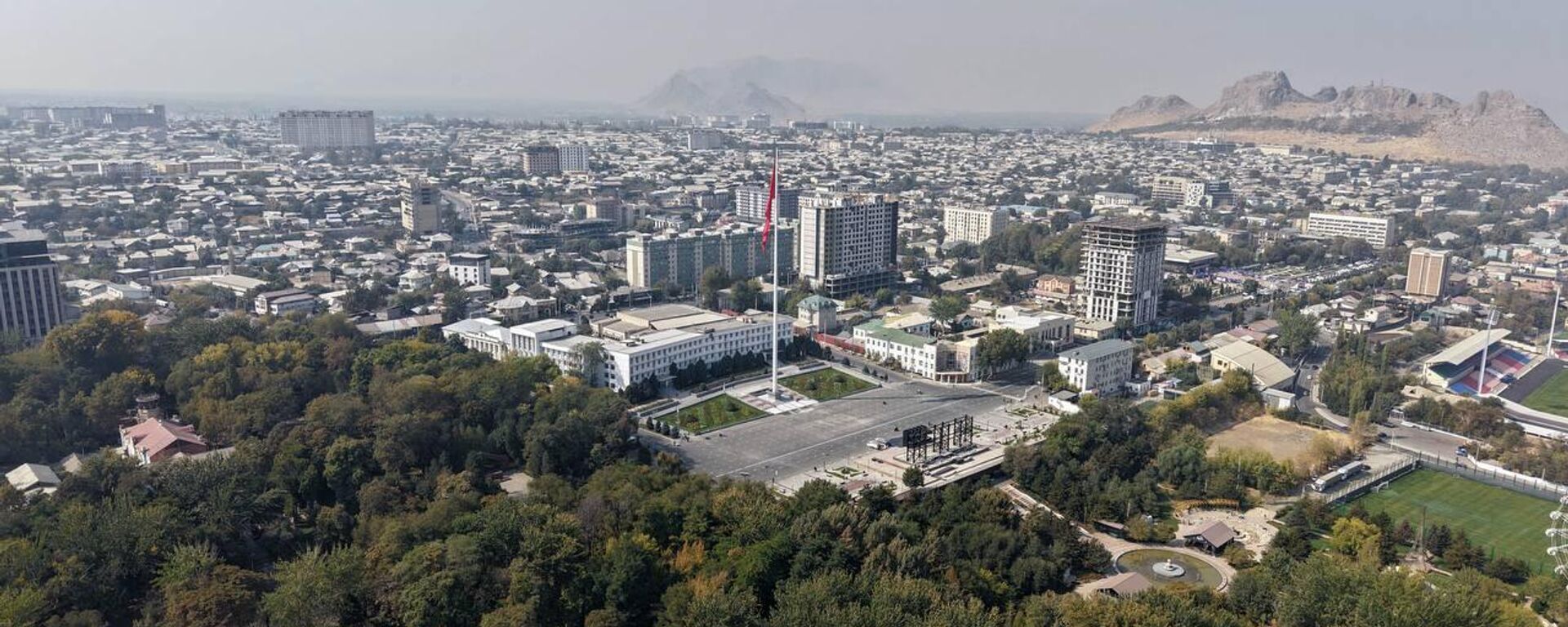 Торжественная церемония поднятия государственного флага в Оше, приуроченная к 3025-летию города - Sputnik Кыргызстан, 1920, 26.10.2025