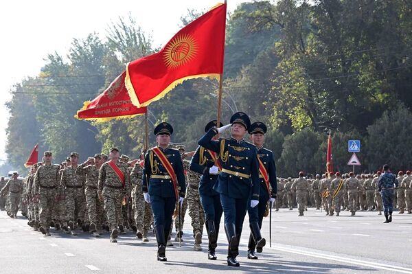 Президент выразил уверенность, что сегодняшняя церемония станет очередным &quot;шагом к великим целям&quot;, и пожелал, чтобы &quot;еще больше достойных сыновей и дочерей Оша поднимали флаг Кыргызстана на международном уровне&quot;. - Sputnik Кыргызстан