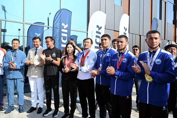 Садыр Жапаров Ош шаарында жаңы салынган &quot;Булак&quot; ден соолукту чыңдоочу комплексин ачты - Sputnik Кыргызстан