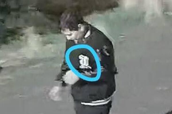 МВД распространило фото подозреваемого и видео с ним — он попал на камеру видеонаблюдения - Sputnik Кыргызстан