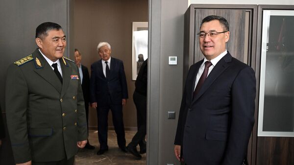 Президент Садыр Жапаров с главой ГКНБ Камчыбеком Ташиевым. Архивное фото - Sputnik Кыргызстан