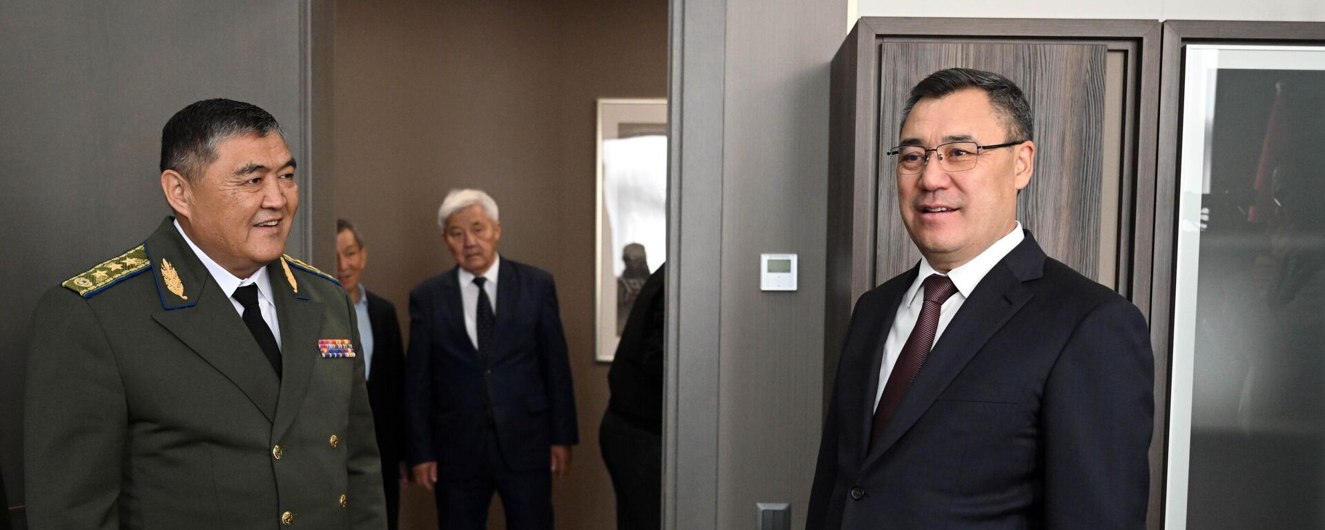 Президент Садыр Жапаров с главой ГКНБ Камчыбеком Ташиевым. Архивное фото - Sputnik Кыргызстан, 1920, 27.11.2025