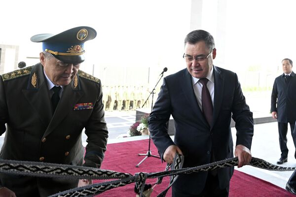 Президент Кыргызстана Садыр Жапаров сегодня принял участие в церемонии открытия здания Главного управления ГКНБ по городу Бишкеку - Sputnik Кыргызстан