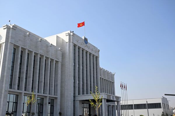 Как сообщает пресс-служба главы государства, в выступлении он отметил, что в стране особое внимание уделяется всем сферам, в том числе одному из приоритетных направлений — вопросам национальной безопасности - Sputnik Кыргызстан