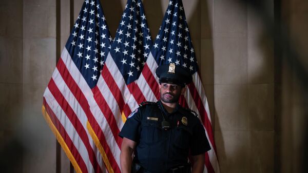 Сотрудник полиции Капитолия США охраняет вход в офис  - Sputnik Кыргызстан