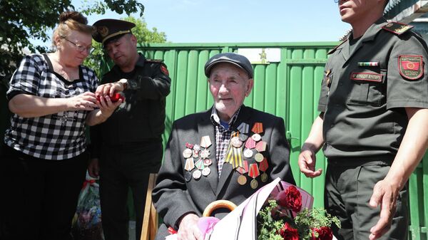 Ветеран Великой Отечественной войны Семен Николаевич Межуев ( в центре). Архивное фото - Sputnik Кыргызстан