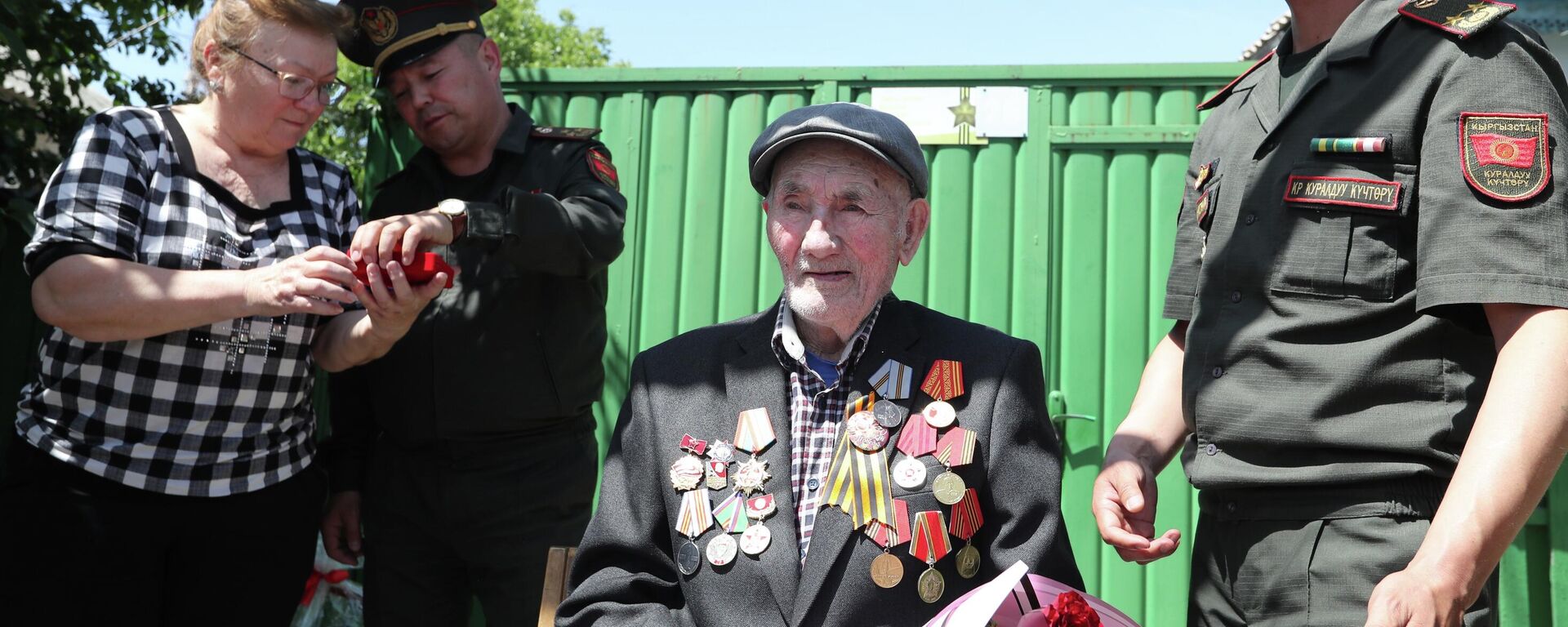 Ветеран Великой Отечественной войны Семен Николаевич Межуев ( в центре). Архивное фото - Sputnik Кыргызстан, 1920, 06.10.2025