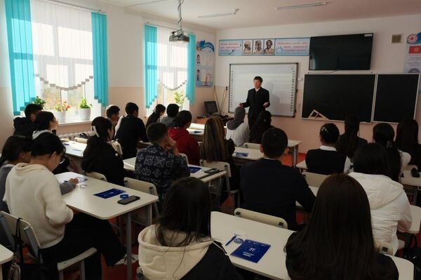 В Нарынской области стартовала Российская неделя математики, физики и информатики, организованная Нижегородским госуниверситетом при поддержке Россотрудничества - Sputnik Кыргызстан