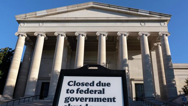 Улуттук искусство галереясынын жанында Федералдык өкмөттүн жабылышынан улам жабылды деген жазуу - Sputnik Кыргызстан