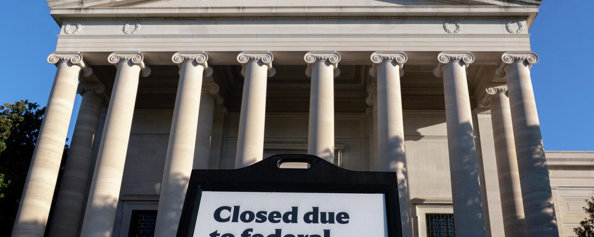 Улуттук искусство галереясынын жанында Федералдык өкмөттүн жабылышынан улам жабылды деген жазуу - Sputnik Кыргызстан, 1920, 07.10.2025