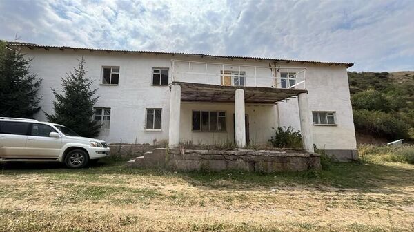 Мугалимдер үчүн курулган Ак-Суу комплекси мамлекетке кайтарылды - Sputnik Кыргызстан