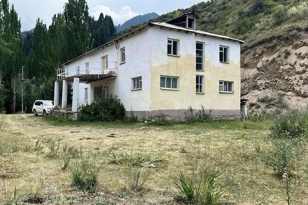 Маалыматка караганда, аталган санаторий Кыргызстан кесиптик бирликтер федерациясынын Билим жана илим кызматкерлеринин профсоюзунун борбордук комитетине тиешелүү болгон. 2012-жылы жеке тарапка сатылып кеткен - Sputnik Кыргызстан