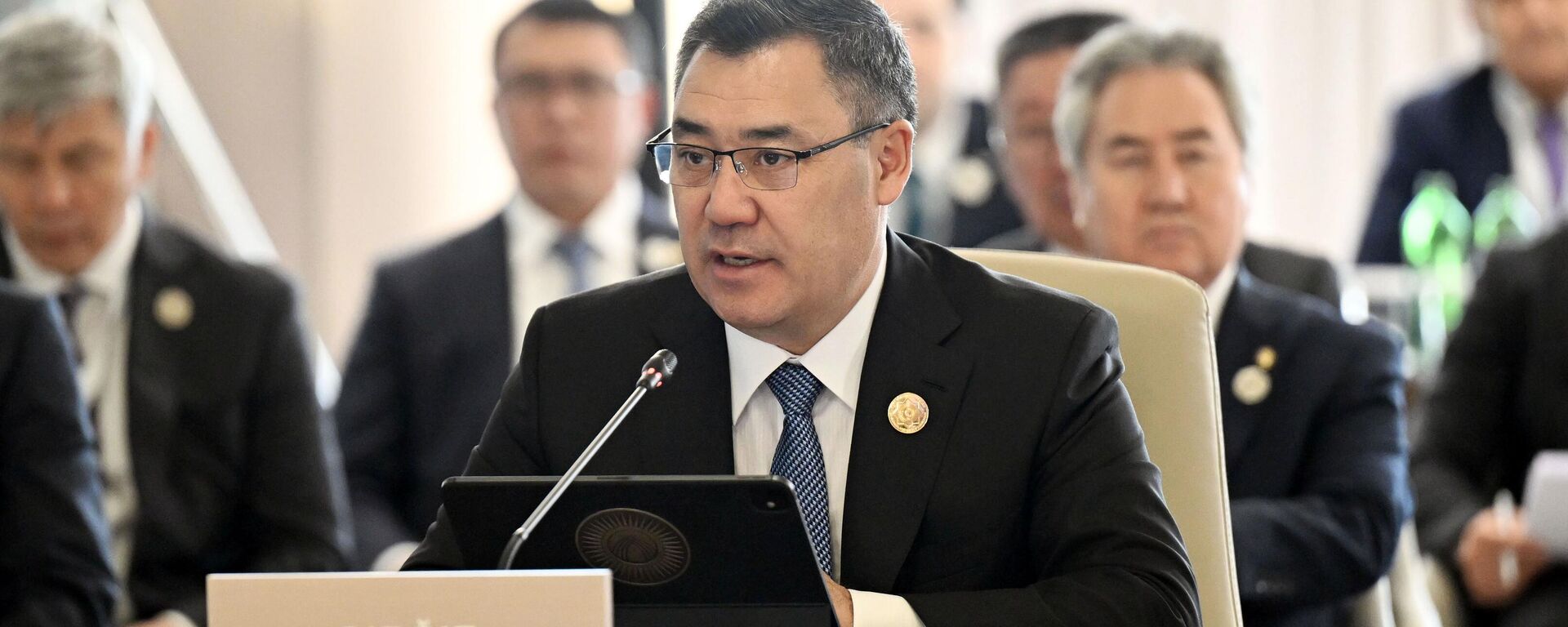 Президент Садыр Жапаров Габала шаарында өткөн ТМУнун кезектеги Саммитинде сөз сүйлөдү - Sputnik Кыргызстан, 1920, 07.10.2025