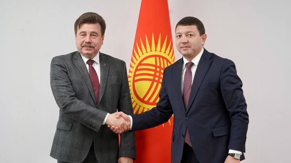 Встреча посла России Сергея Вакунова с Министром Культуры Кыргызстана Мирбеком Мамбеталиевым - Sputnik Кыргызстан