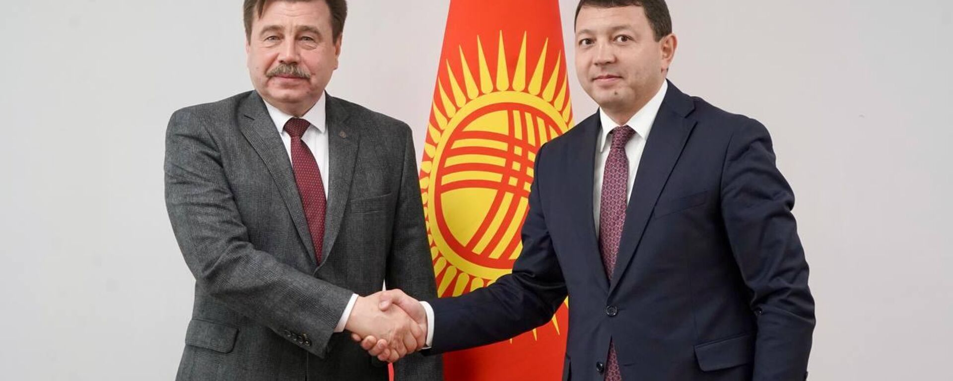 Встреча посла России Сергея Вакунова с Министром Культуры Кыргызстана Мирбеком Мамбеталиевым - Sputnik Кыргызстан, 1920, 07.10.2025