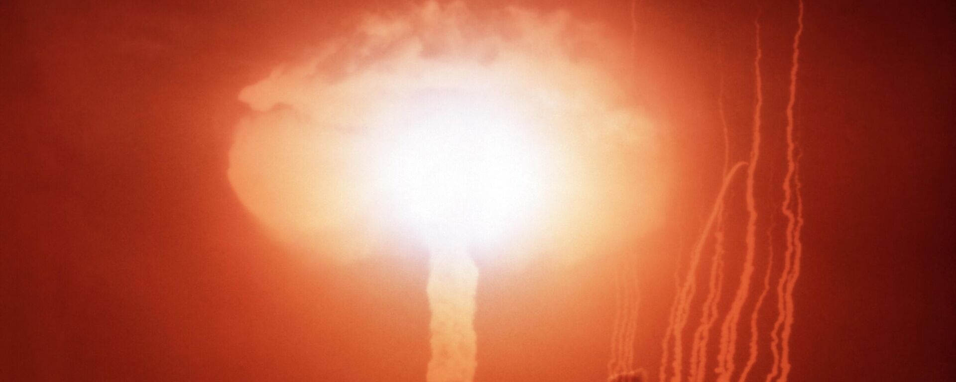 Взрыв атомной бомбы - Sputnik Кыргызстан, 1920, 08.10.2025