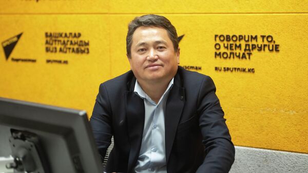 Жаратылыш ресурстары, экология жана техникалык көзөмөл министрлигинин калдыктар боюнча иш жүргүзүү бөлүмүнүн башкы адиси Алмаз Өскөнбаев - Sputnik Кыргызстан