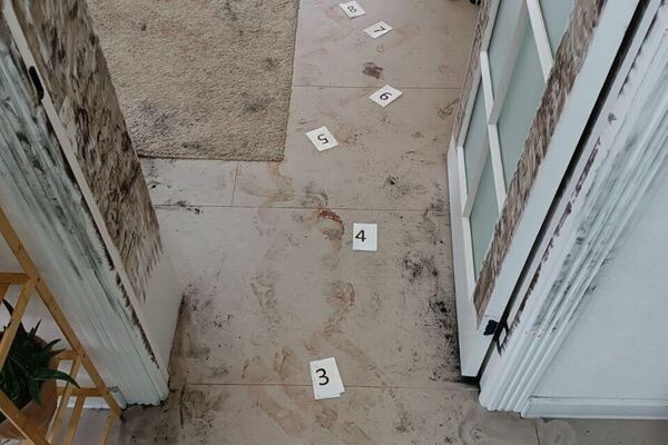 3 октября примерно в 3:28 в службу &quot;102&quot; поступило сообщение, что неизвестный мужчина проник в один из домов на улице Ынтымак и ранил хозяина ножом. На место выехала следственно-оперативная группа. - Sputnik Кыргызстан