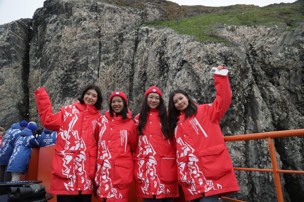 Участница проекта &quot;Ледокол знаний&quot; из Кыргызстана Бермет Усенова (вторая справа) - Sputnik Кыргызстан