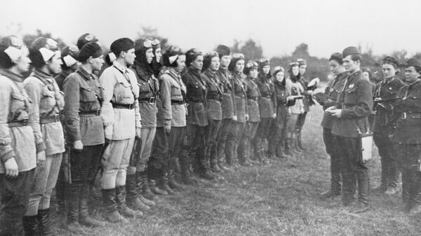 Кызыл Армия күчтөрүнөн аялдардын авиациялык полку. Архив - Sputnik Кыргызстан