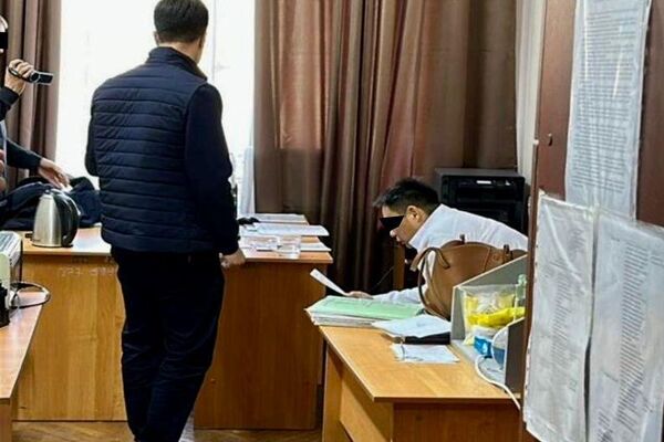 Задержание преподавателя КГМА при получении взятки - Sputnik Кыргызстан