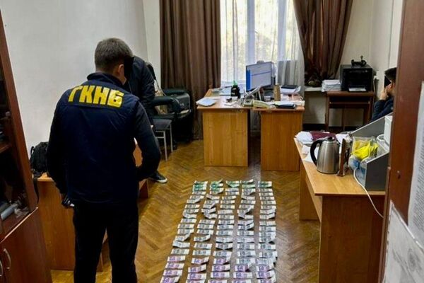 Задержание преподавателя КГМА при получении взятки - Sputnik Кыргызстан