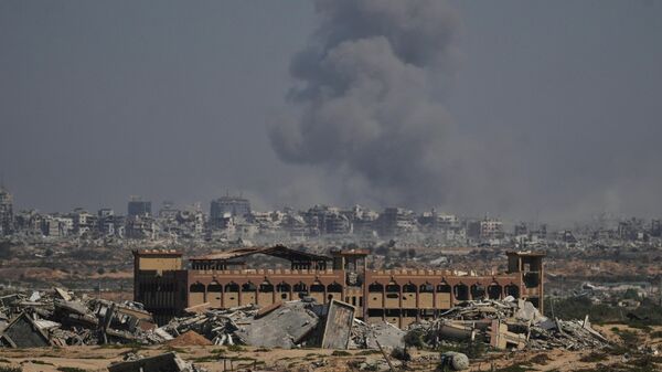 Израилдин Газа тилкесине жасаган соккусунан кийин түтүн - Sputnik Кыргызстан