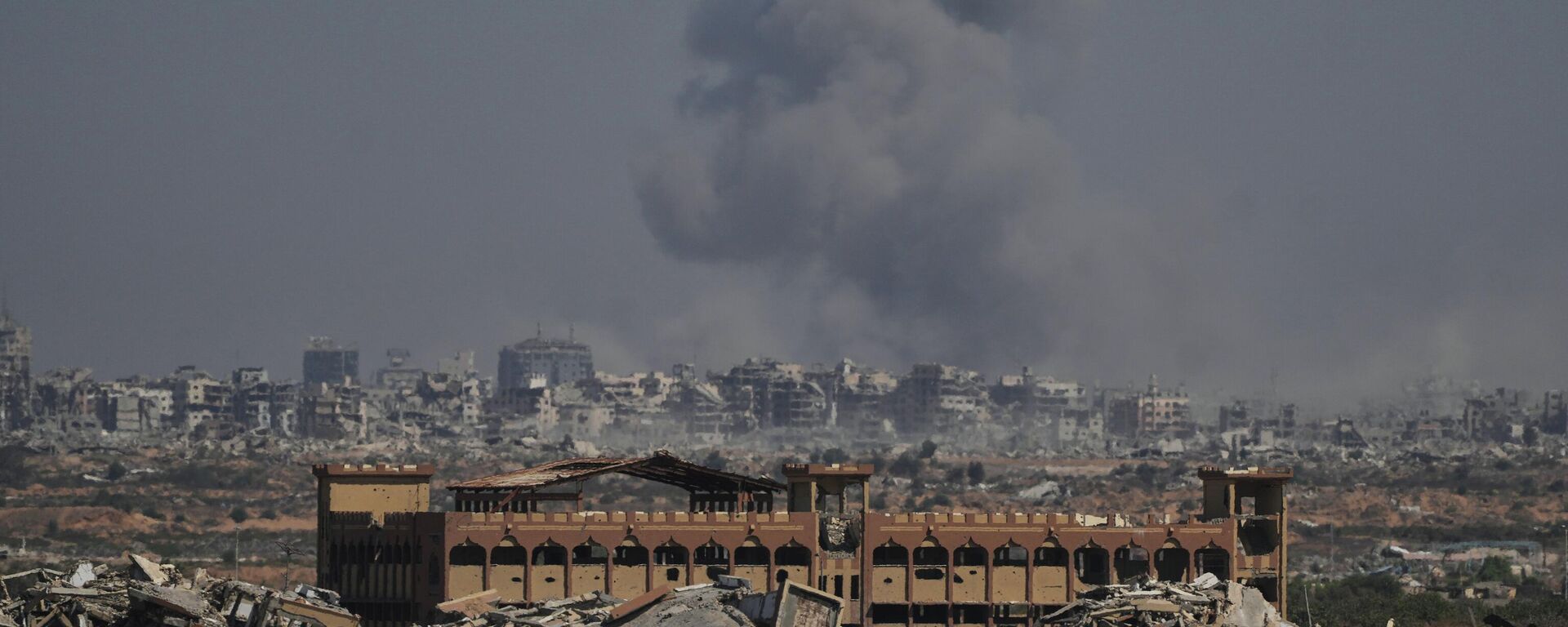 Дым после израильского удара по сектору Газа - Sputnik Кыргызстан, 1920, 09.10.2025
