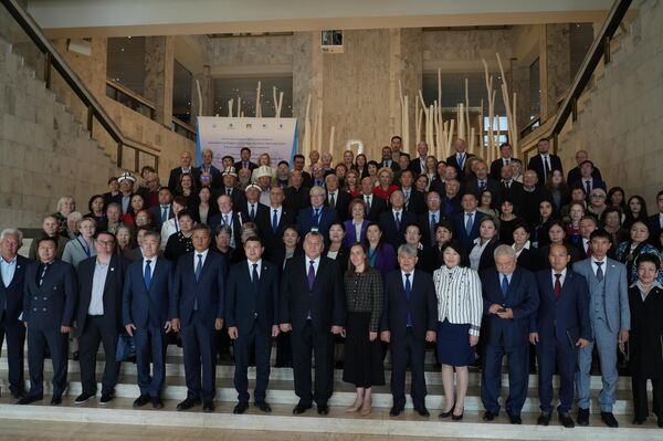 Приветствия участникам конференции направили президент КР Садыр Жапаров и спецпредставитель президента РФ по международному культурному сотрудничеству Михаил Швыдкой - Sputnik Кыргызстан