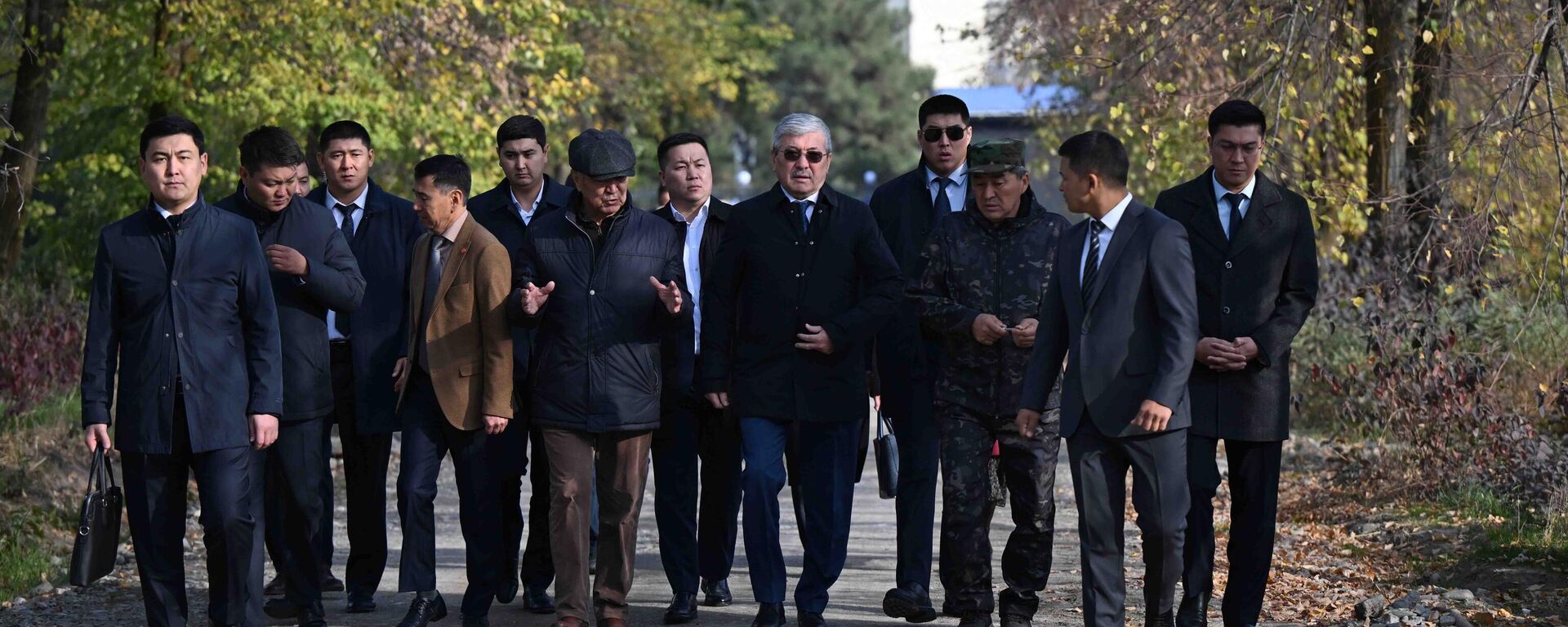 Председатель кабмина ознакомился с деятельностью Ботанического сада им. Э. Гареева - Sputnik Кыргызстан, 1920, 09.10.2025