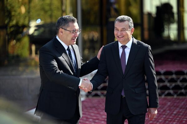 Его встретили премьер-министр РТ Кохир Расулзода и другие официальные лица - Sputnik Кыргызстан