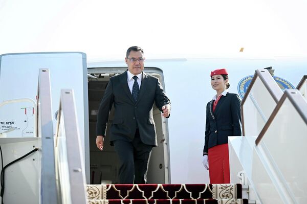 Президент КР Садыр Жапаров прибыл с рабочим визитом в Таджикистан по приглашению президента Эмомали Рахмона - Sputnik Кыргызстан