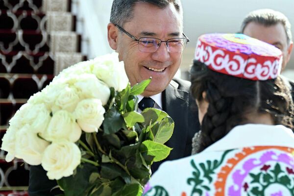 Кыргызстандын президенти Садыр Жапаров Эмомали Рахмондун чакыруусу менен бүгүн, 9-октябрда, Тажикстанга иш сапары менен барды - Sputnik Кыргызстан