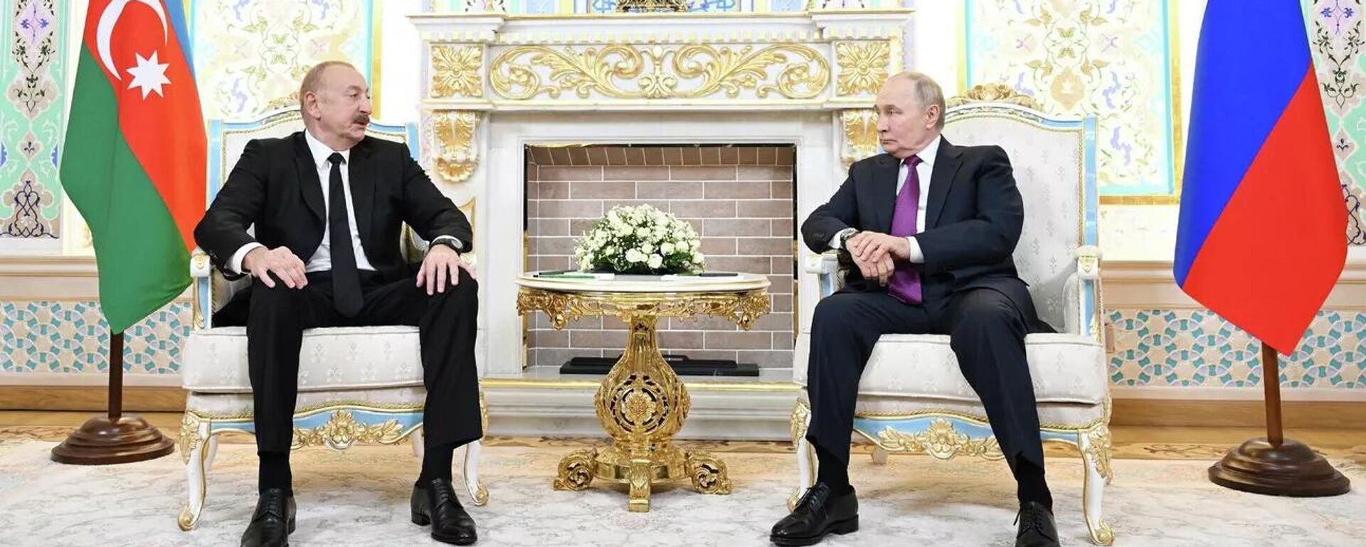 Владимир Путин и Ильхам Алиев во время встречи в Душанбе - Sputnik Кыргызстан, 1920, 09.10.2025