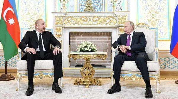 Владимир Путин и Ильхам Алиев во время встречи в Душанбе - Sputnik Кыргызстан